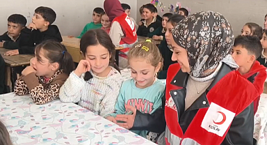 Kızılay gönüllüsü köylere umut taşıyor