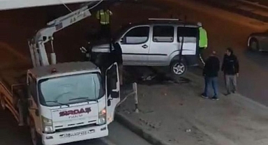 Kontrolden çıkan araç refüje çarptı