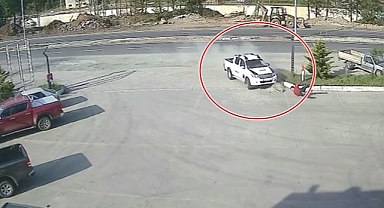 Kontrolden çıkan kamyonet çalışana çarptı!