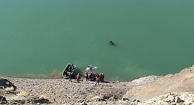 Kontrolden çıkan otomobil baraja uçtu! Ölüler var