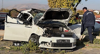 Kontrolden çıkarak direğe çarptı! Yaralılar var