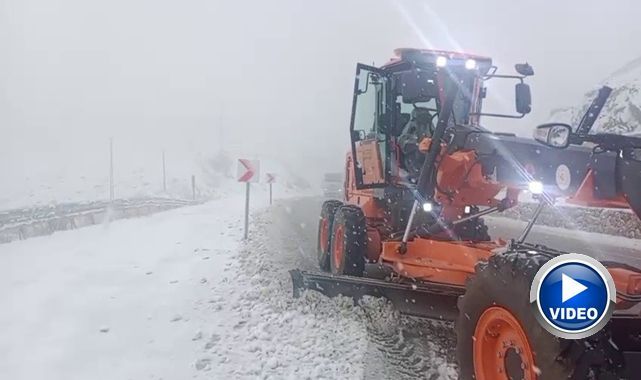 Kop geçidinde yoğun kar sürücülere zor anlar yaşattı!