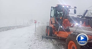 Kop geçidinde yoğun kar sürücülere zor anlar yaşattı!