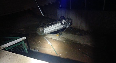 Köprüden düşen otomobilde can verdi!