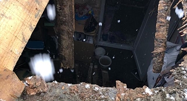 Korku dolu anlar yaşandı! Toprak ev çöktü