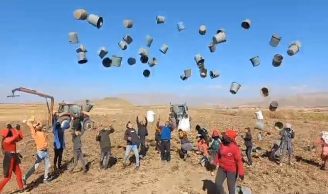 Kovalarını havaya atarak kutladılar