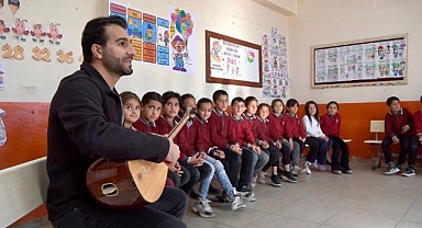  Köy köy gezen öğretmenlerin heybesinde bu kez müzik var