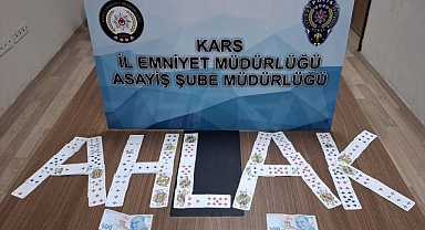 Kumar oynarken suçüstü yakalandılar!