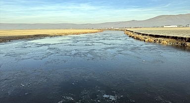 Kura Nehri'nin yüzeyi buz tutmaya başladı