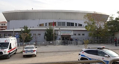 Mahkemeye sığmayınca duruşma spor salonunda yapıldı!