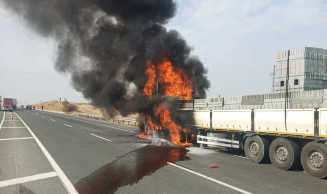 Malzeme yüklü tır alevlere teslim!