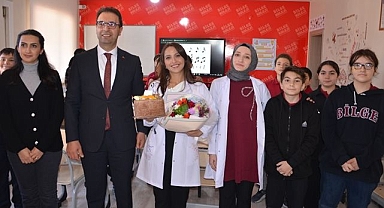 Mezun olduğu okulda cübbe giydi