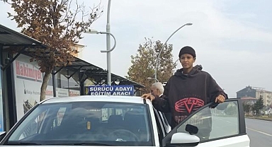 Milli voleybolcu ehliyet için direksiyon başında!