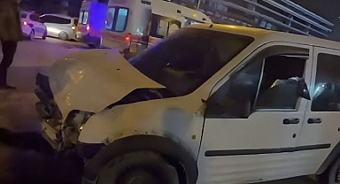 Minibüs ile kamyonet çarpıştı