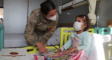 Minik kalplere Jandarmadan sevgi dolu sürpriz