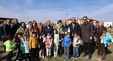 Minikler fidanları toprakla buluşturdu   