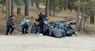 Öğrenciler poşet poşet çöp topladı