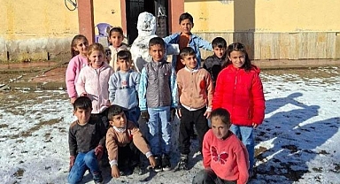 Öğrenciler yılın ilk kardan adamını yaptı