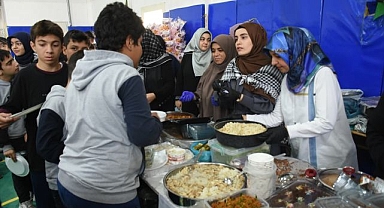 Öğrencilerden Gazze yararına kermes 