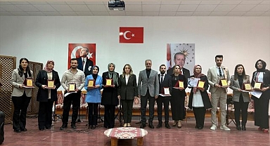 Öğretmenlere plaket takdimi