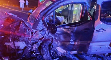 Otomobil ile hafif ticari araç çarpıştı! Ortalık savaş alanına döndü