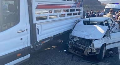 Otomobil ile kamyonet çarpıştı!