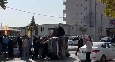 Otomobille çarpışan araç devrildi!