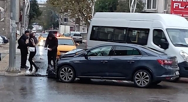 Otomobiller çarpıştı!  Ekipler seferber oldu