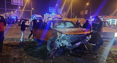 Otomobiller çarpıştı! Ekipler seferber oldu