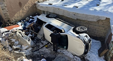 Pikap şarampole devrildi: Yaralılar için seferber oldular