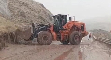 Şehirlerarası otoyolda heyelan!