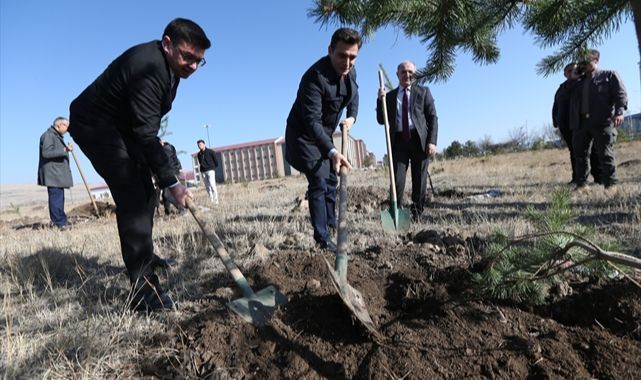 Şehitlerin anısına fidanlar toprakla buluştu