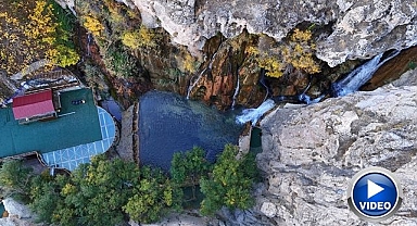 Şelale sonbaharın renkleriyle büyüledi