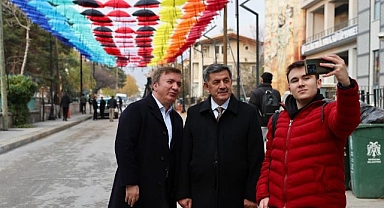 Sokağı rengarenk şemsiyelerle donattılar