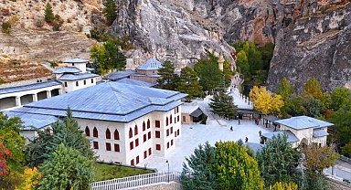 Somuncu Baba Külliyesi sonbahar renklerine büründü