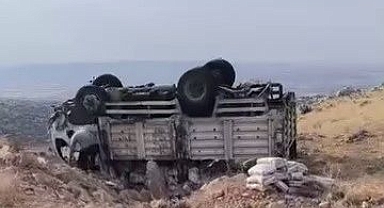 Takla atarak ters döndü! Feci kazadan kıl payı kurtuldular