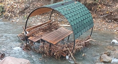 Taşmanın şiddetiyle bankları sürükledi