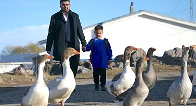Tek öğrencisini geleceğe hazırlıyor