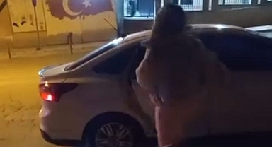 Tekme ve yumrukla saldırdı! Tartışma araçtan sokağa taştı