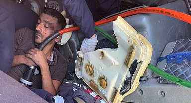 Tır devrilince ortalık savaş alanına döndü!