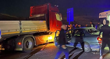 Tır otomobille çarpıştı! Yaralılar var...