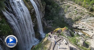 Tortum Şelalesi doğa tutkunlarının akınına uğradı