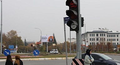 Trafik ışıklarında kadına şiddete hayır mesajı