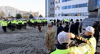 Trafik polislerine yaka kameraları törenle dağıtıldı