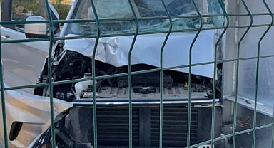 Transit üst geçit direğine çarptı!