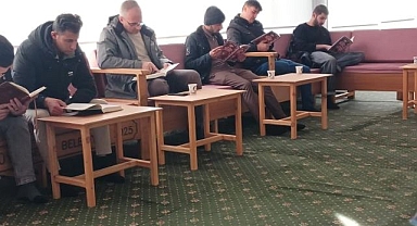 Uluslararası öğrenciler şehitler için hatim okudu