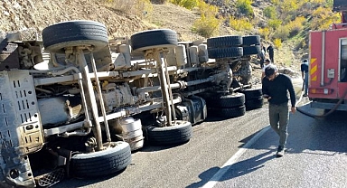 Virajı alamayan kamyon devrildi   