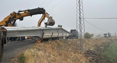 Virajı alamayan tır yan yattı