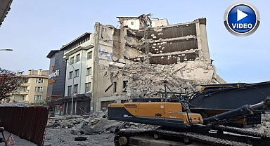 Yakutiye’de yıkım tepki çekti... Esnaf toza boğuldu!