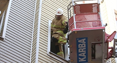 Yangın çıkan çıkan binada can pazarı!